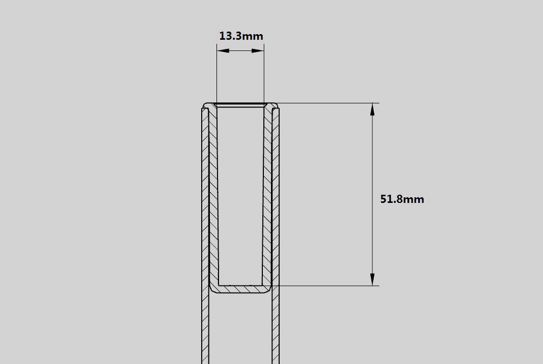Technický výkres válcového objektu v řezu. Výška: 51,8 mm, vnitřní průměr: 13,3 mm.