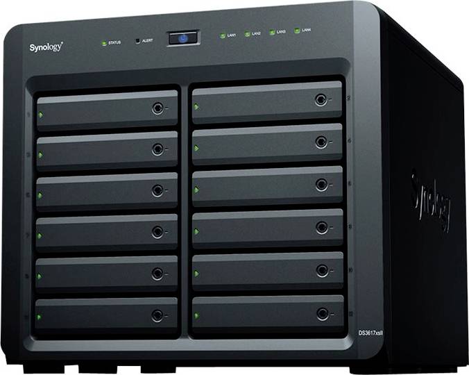 Černé síťové úložiště (NAS) od Synology s 12 pozicemi pro pevné disky, určené pro síťová úložná řešení v podnicích i domácnostech.