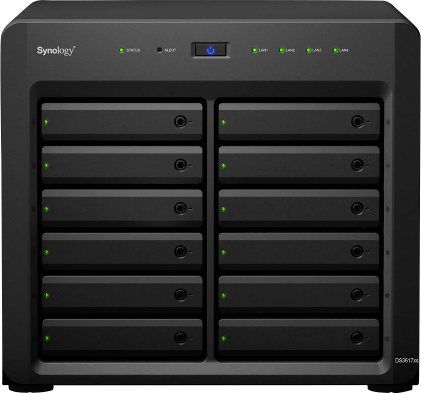 Externí NAS úložiště se dvanácti pozicemi pro disky od značky Synology. Stavové indikátory a konektory jsou viditelné na přední straně.