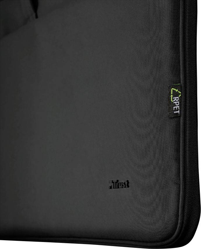Obal na laptop 'Trust' s černou látkou a malým štítkem 'Carpet' ukazuje elegantní design.