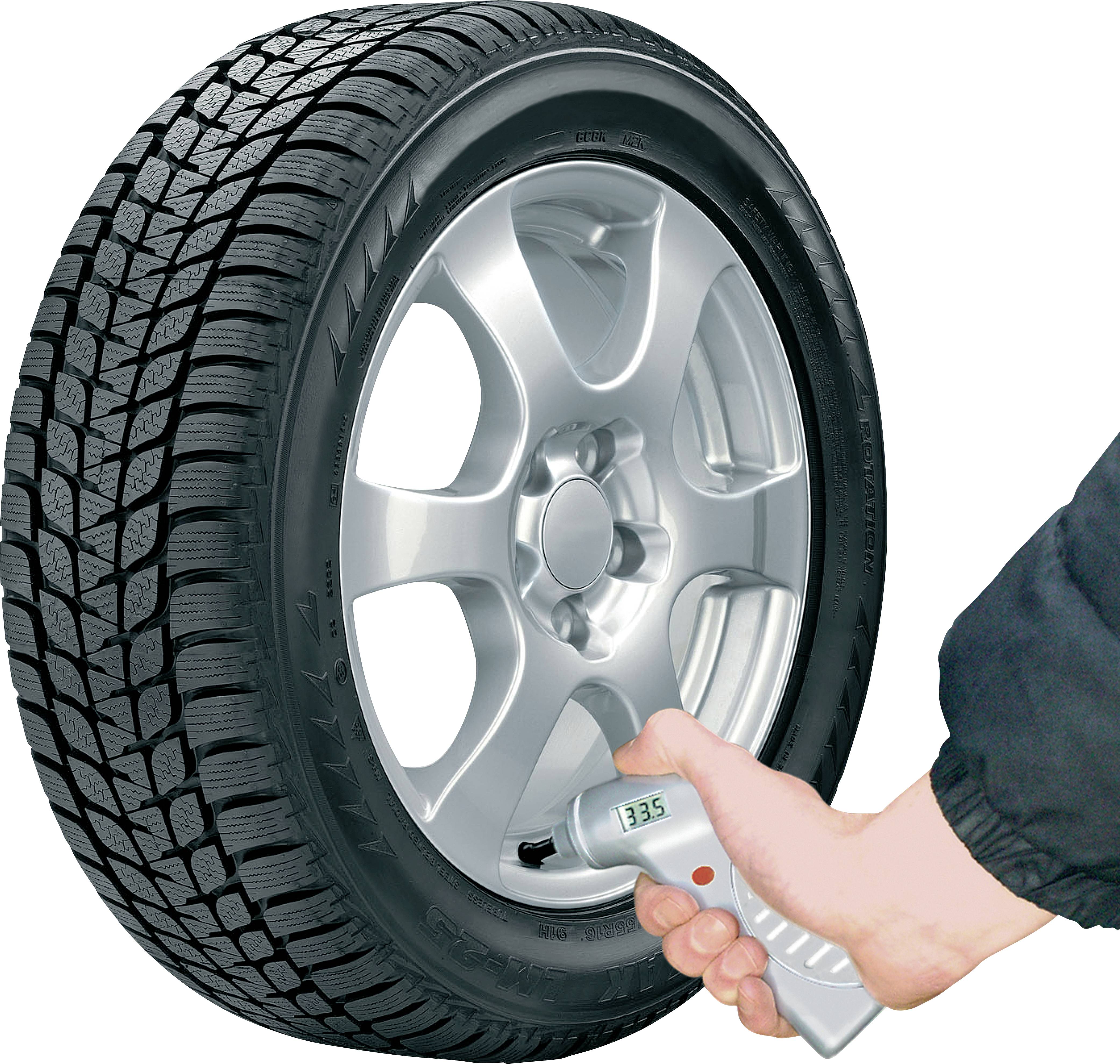 Jedna ruka drží manometr a měří tlak vzduchu v pneumatice automobilu. Display ukazuje '3,35'. Pneumatika má stříbrný design ráfku.