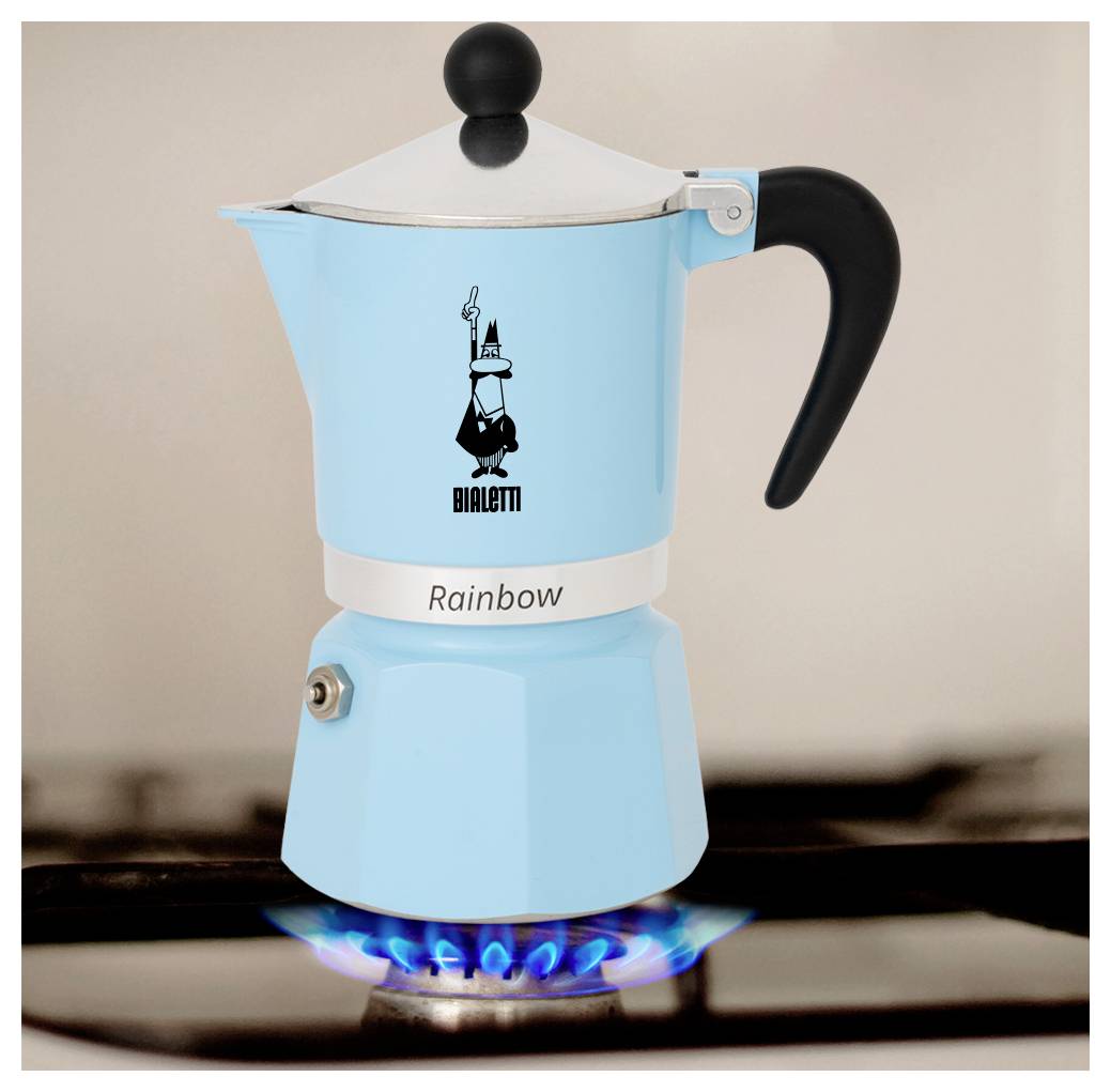 Světle modrý kávovar na espresso značky moka na rozsvíceném plynovém hořáku. Konvice je označena značkou 'Bialetti' s názvem modelu 'Rainbow'.