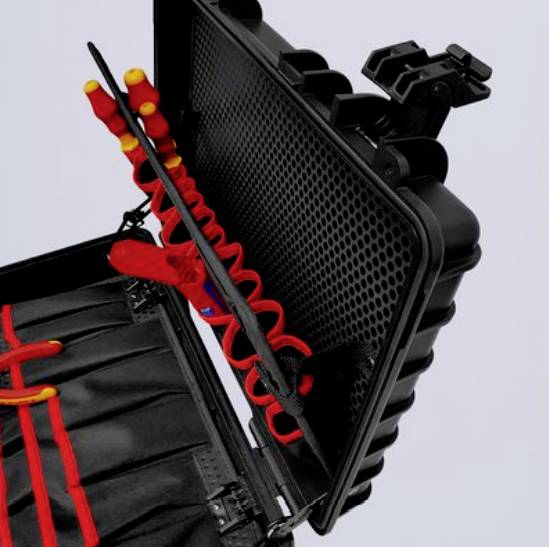 Otevřený kufřík na nářadí s několika šroubováky, svorkami a spirálovým kabelem, vše pečlivě uspořádáno ve vysoce polstrovaném vnitřním prostoru.