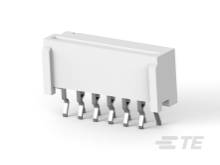 Bílý šestipólový elektrický konektor s kovovými kontakty, zobrazený na šedém pozadí.