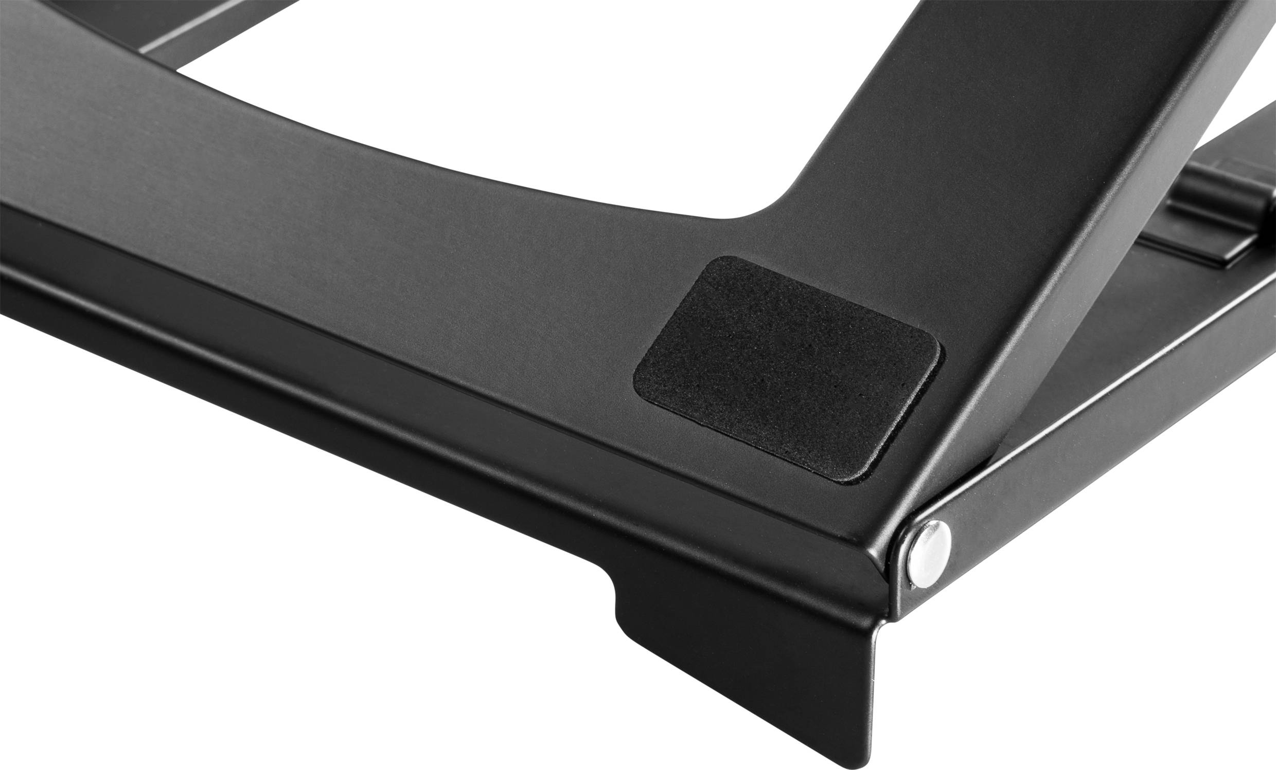 Černý nastavitelný stojan na notebook z kovu, částečně viditelný. Ukazuje detaily minimalistické konstrukce.