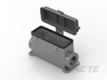 Šedý obdélníkový elektrický připojovací rozvaděč s otevřeným víkem, postranními otvory pro kabely, vhodný pro venkovní instalace odolné povětrnostním vlivům.