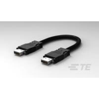 Černý USB kabel se dvěma konektory, jeden na každém konci. Leží stočený do smyčky na šedém povrchu.