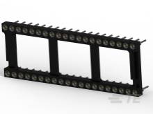 Symbol filmového pásu s perforovanými okraji, který může reprezentovat klasické filmy nebo filmové projekce.