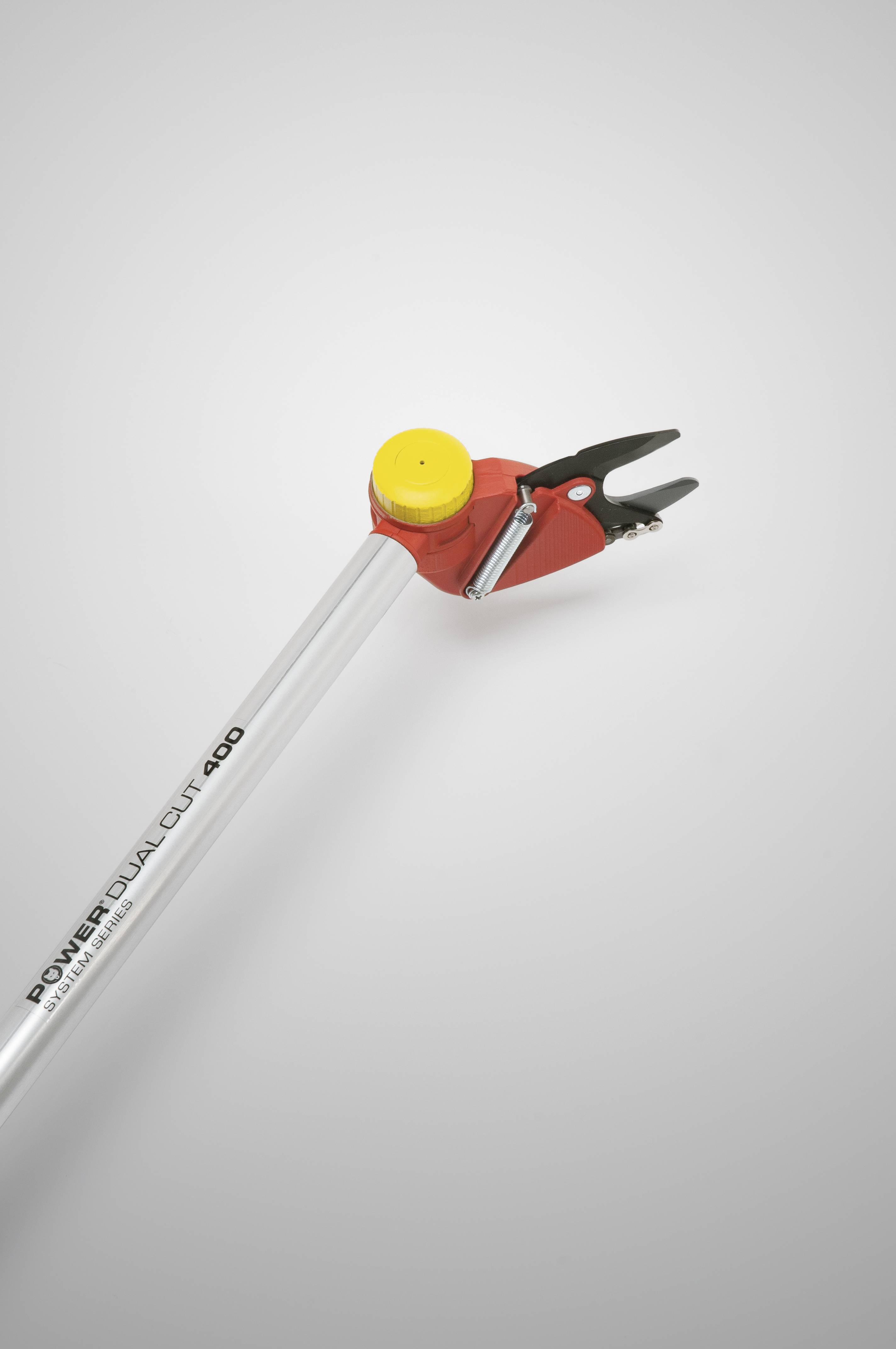 Červené teleskopické zahradnické nůžky s žlutým tlačítkem a černou čepelí. Vhodné pro řezání větví ve velké výšce.