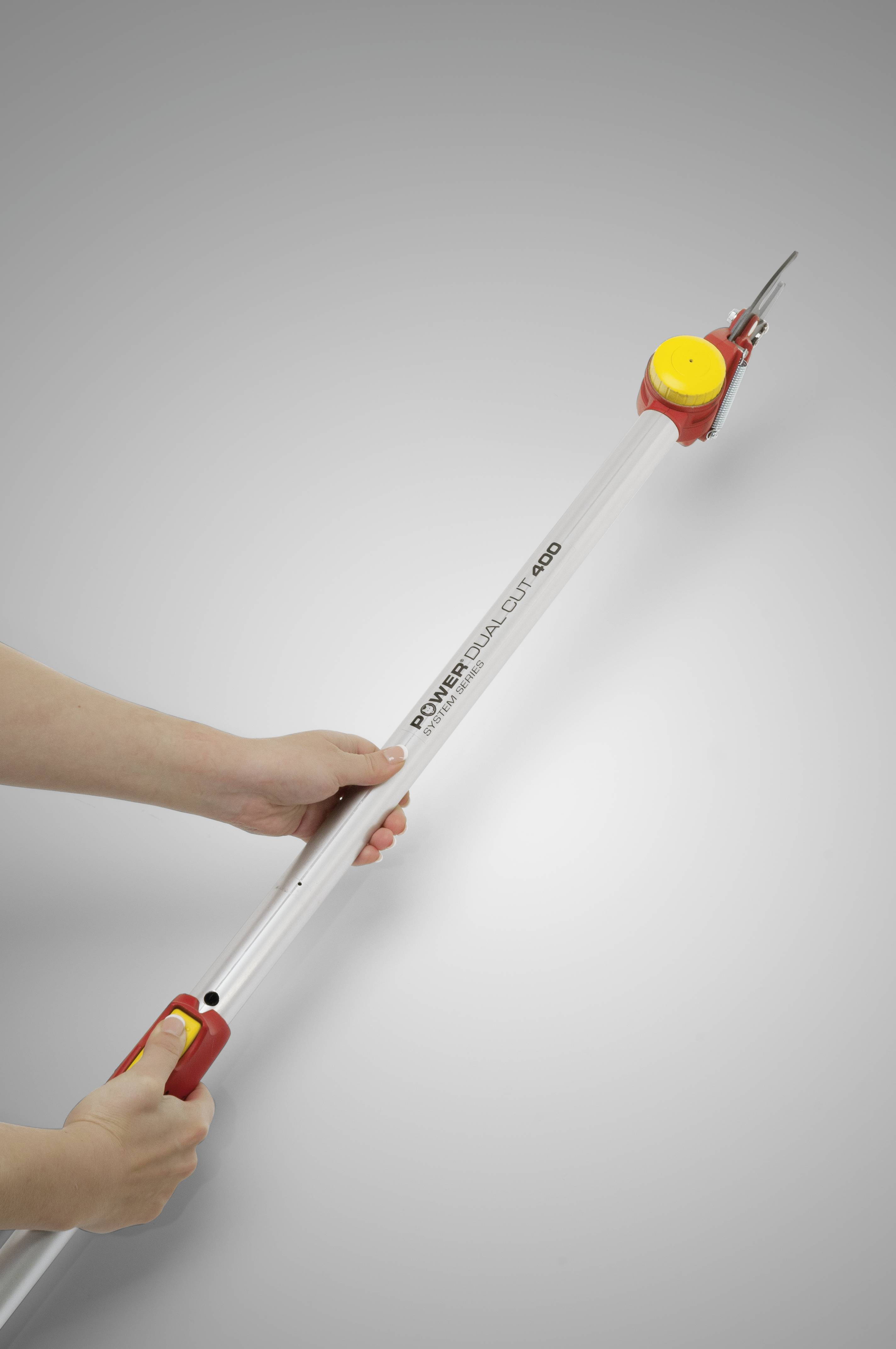 Jedna osoba drží dlouhou stříbrnou tyč s žlutými a červenými rukojeťmi. Na tyči je napsáno 'POWER QUALITY 400'.