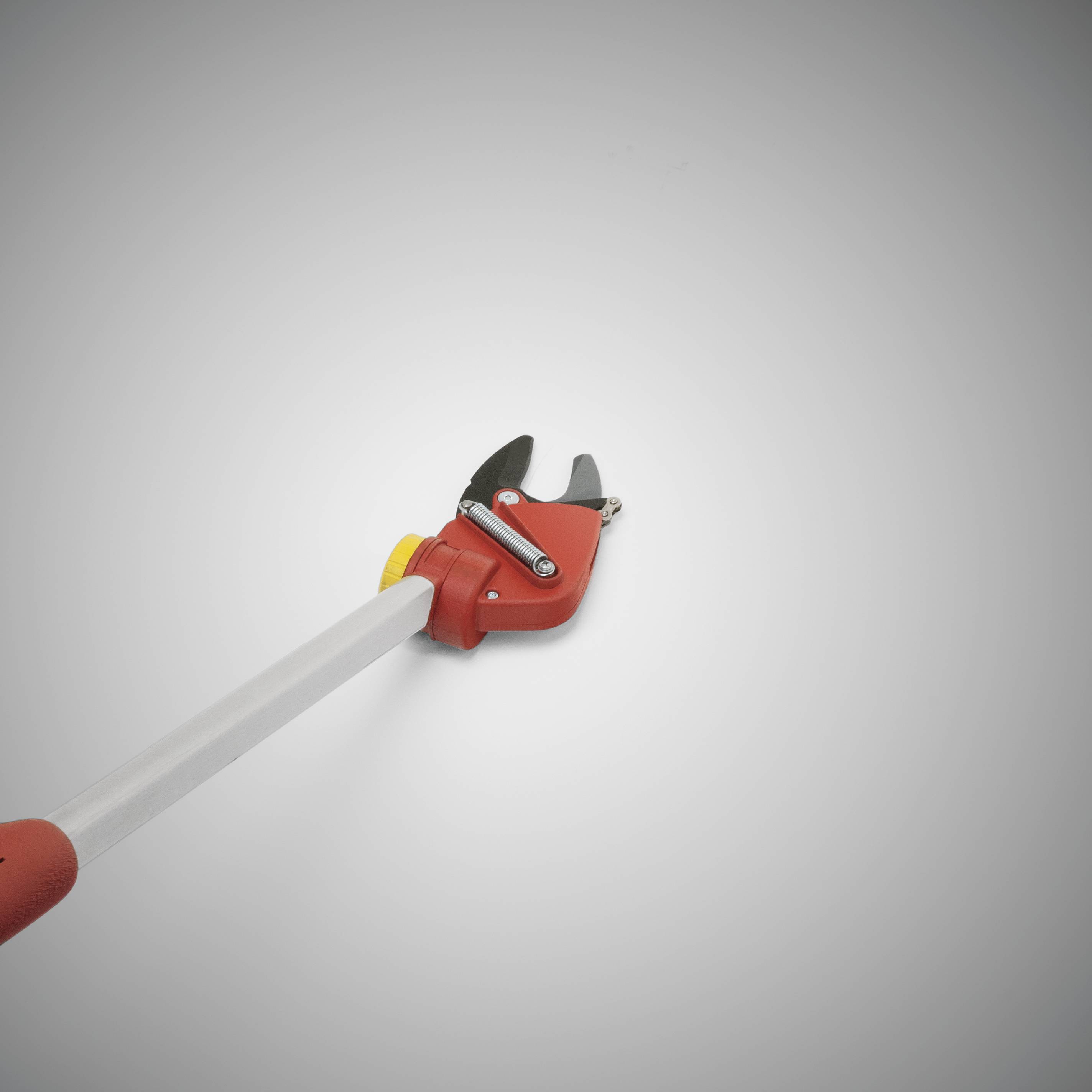 Nůžky na větve s dlouhou tyčí a červeným držadlem, vhodné pro dosažení vyšších větví.