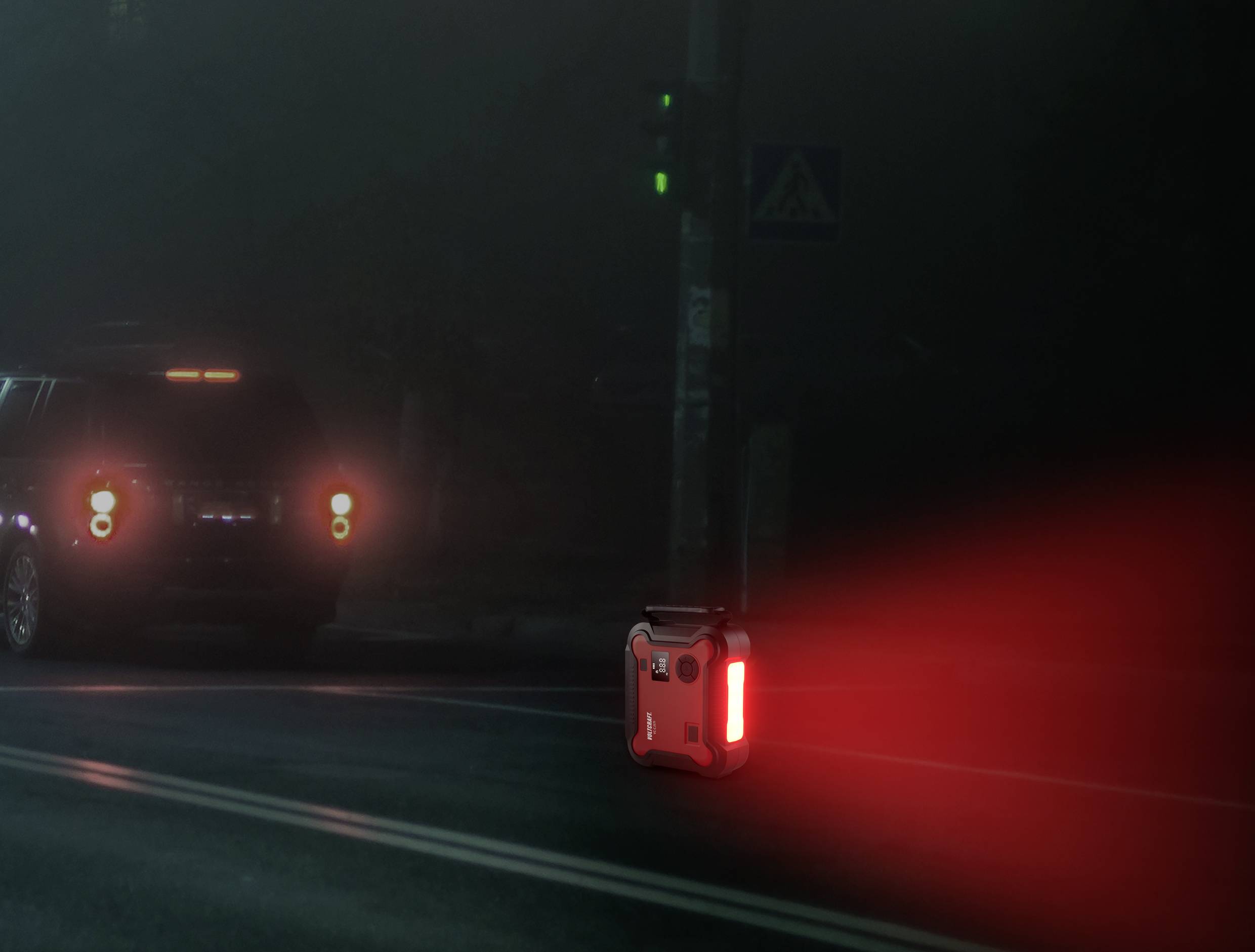 Auto jede v noci na silnici, přičemž kufr s červeným světlem je viditelný napravo v obraze. Všude je mlha.