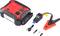 Přenosný startovací zdroj v červené a černé barvě s krokosvorkami, USB kabelem a příslušenstvím, určený pro startování vozidel a nabíjení zařízení.
