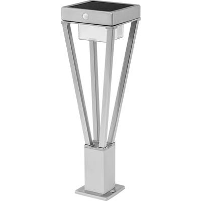Venkovní lampa s moderním designem, napájená solární energií, se stříbrnou kovovou strukturou a průhledným krytem světelného zdroje.