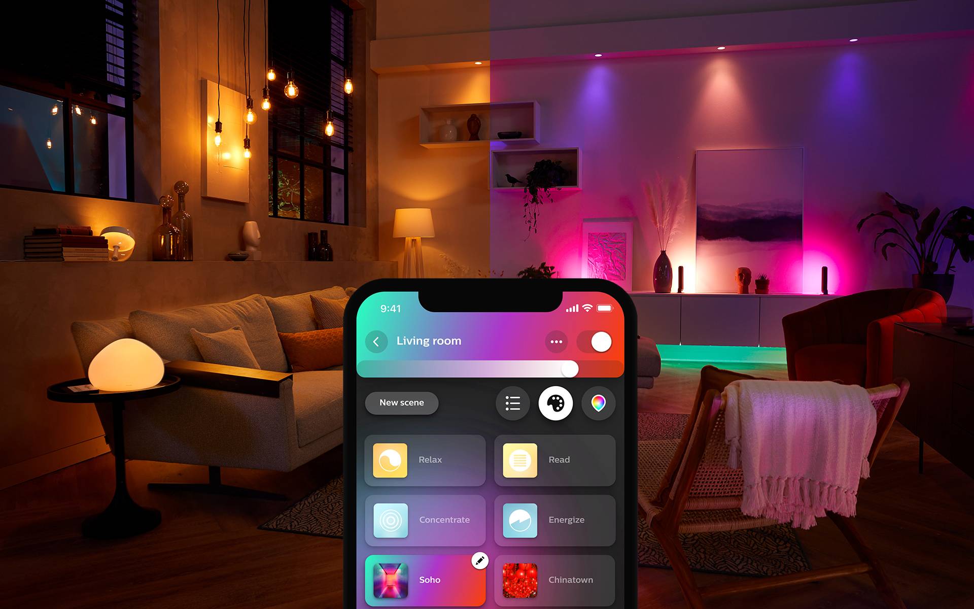 Obývací pokoj s náladovým osvětlením v různých barvách. V popředí smartphone ovládající osvětlení.