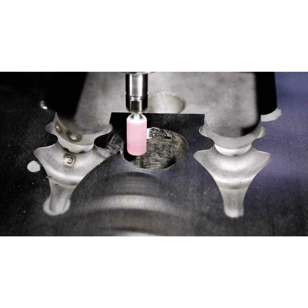 Stroj přesně opracovává kovový díl rotujícím nástrojem, aby vyvrtal otvory.