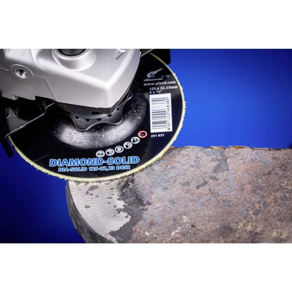 Bruska řeže kovovým materiálem. Nástavec je řezný kotouč 'Diamond-Solid'.