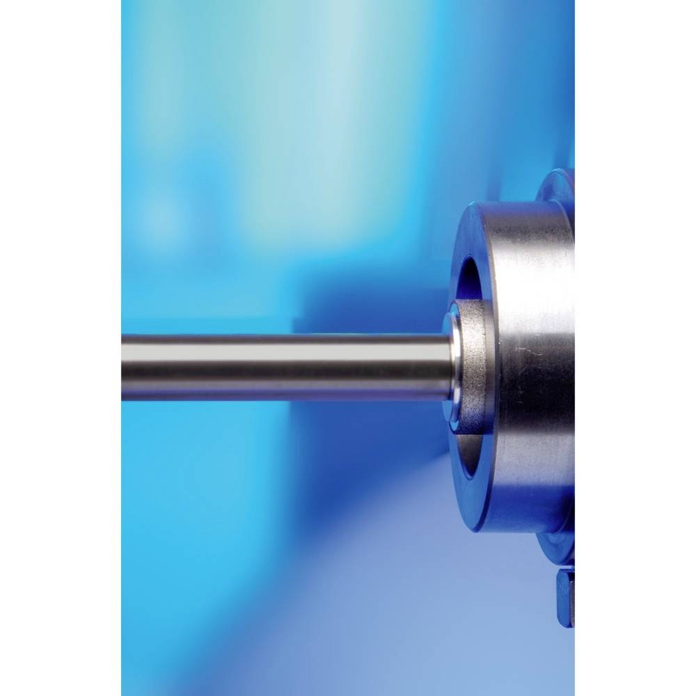 Kovová tyč zasunutá do kulovitého ložiska před modře osvětleným pozadím.