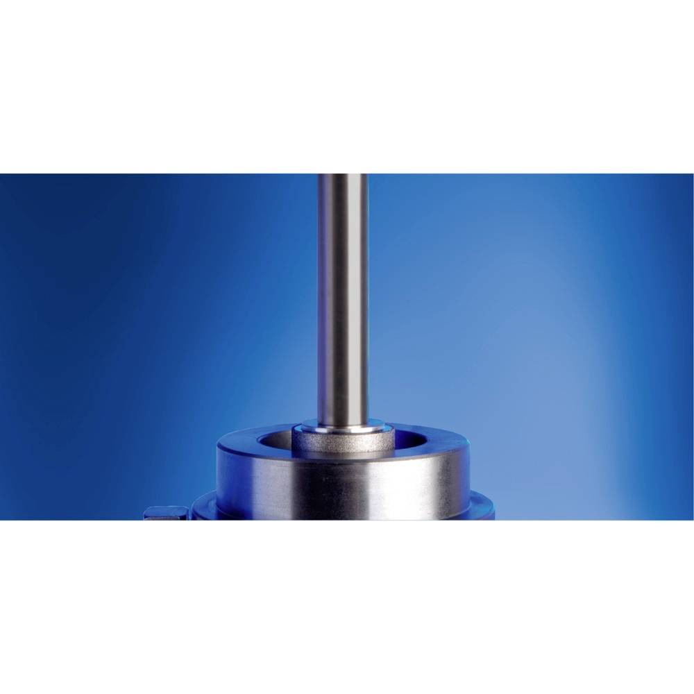 Kovový válec na modrém pozadí, který je částečně obklopen dalším kovovým prvkem.