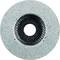 Kulatý, abrazivní brusný kotouč s centrálním otvorem. Povrch drsný pro obrábění materiálu.