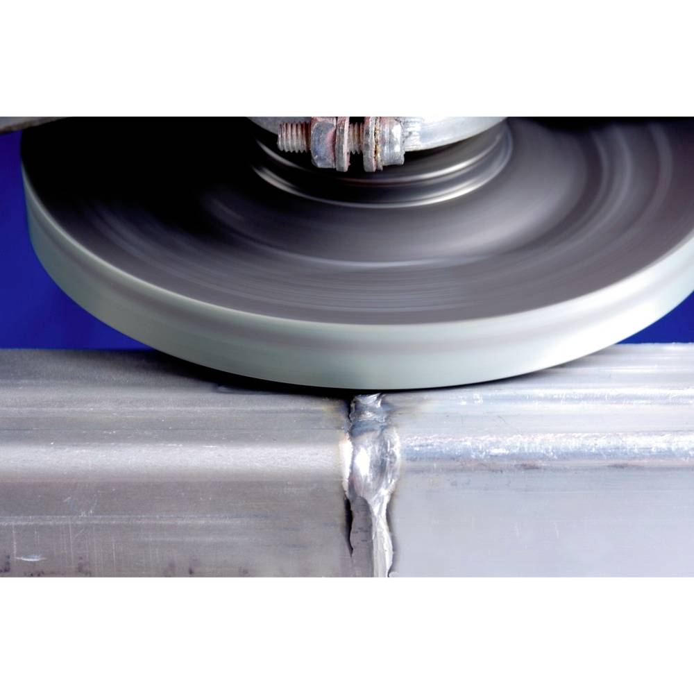 Bruska přesně vyhlazuje svařovací spoj na kovovém dílu, což poukazuje na průmyslové zpracování kovů.