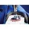 Osoba opracovává povrch materiálu leštičkou s rotujícím červeným leštícím nástavcem.