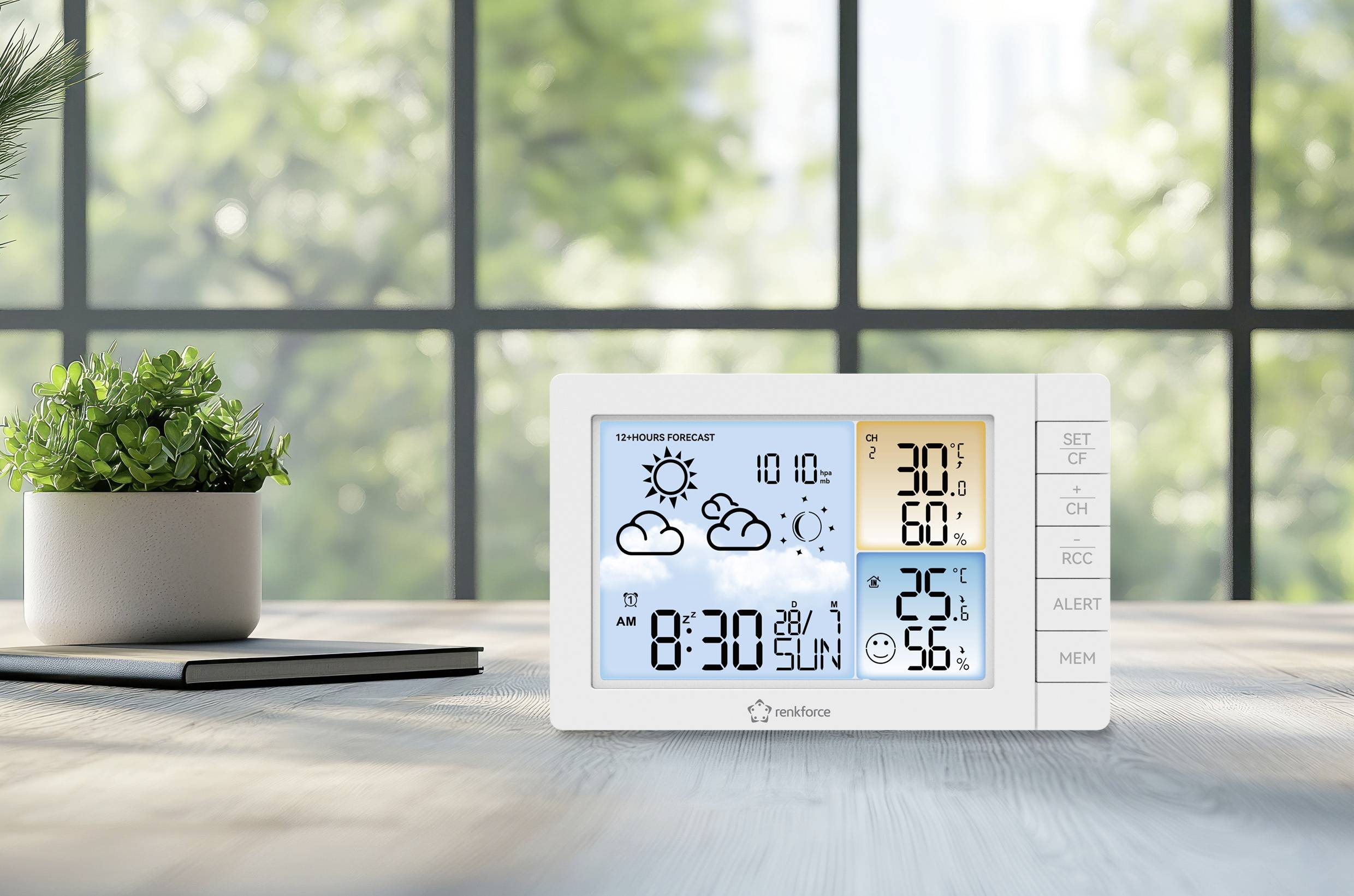 Meteostanice na stole zobrazuje datum, čas a předpověď počasí. Teplota 25°C, vlhkost vzduchu 56%. Pozadí s okny.