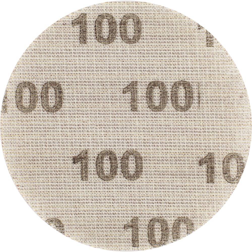 Detailní záběr smirkového papíru o zrnitosti 100, který ukazuje hrubou texturu a hnědé opakované číslo '100' na povrchu.