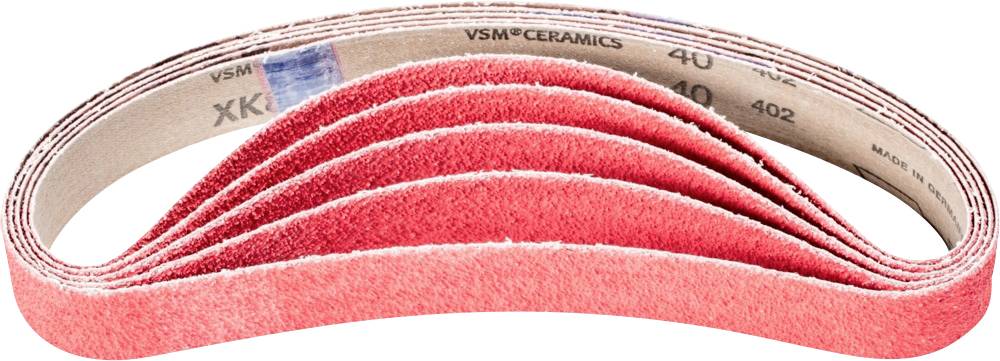 Červený brusný pás ve zvlněném tvaru, vhodný pro obrábění kovů. Označen štítkem 'VSM CERAMICS' a zrnitostí '40'.