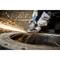 Osoba brousí kov úhlovou bruskou, přičemž intenzivně sálají jiskry. Záběr zachycuje řemeslnou činnost a preciznost.