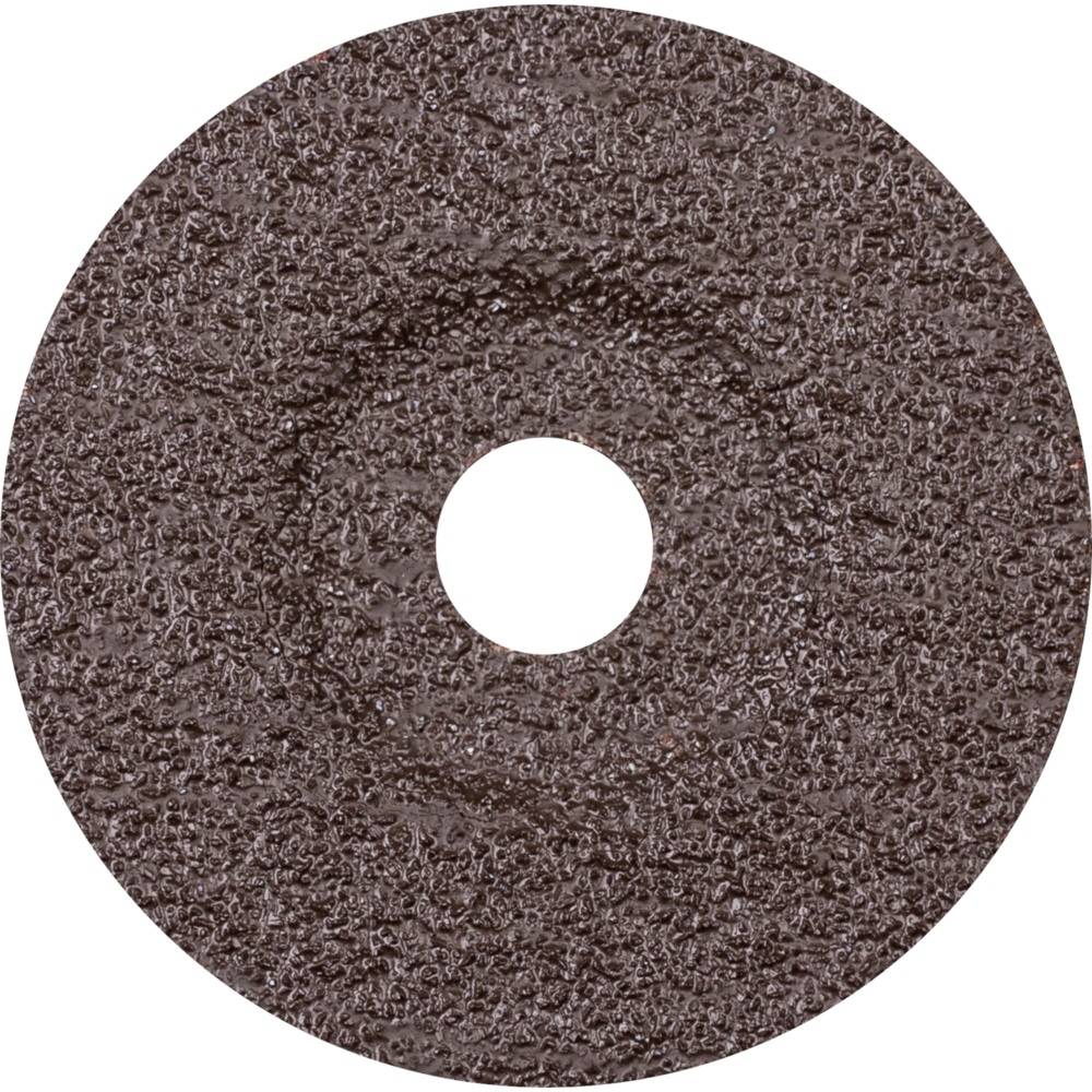 Tmavohnědý brusný kotouč s drsnou texturou a kruhovým otvorem uprostřed, často používaný pro broušení kovových povrchů.