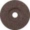 Kulatý brusný kotouč v hnědé barvě s texturovaným povrchem, umístěný ve středu obrázku. Používá se pro broušení kovu nebo dřeva.