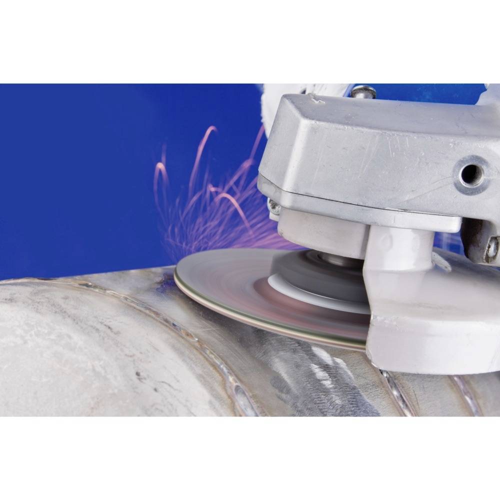 Bruska obrábí kovový povrch, létají jiskry. Hlavní činnost: broušení kovu.