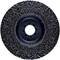 Černý brusný kotouč s hrubou texturou a centrálním otvorem, používaný pro broušení a vyhlazování materiálů.