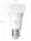 Bílá LED žárovka Philips Hue s paticí E27, 800 lumenů. Výška je 110 mm, průměr 60 mm. Úsporná a ovladatelná.