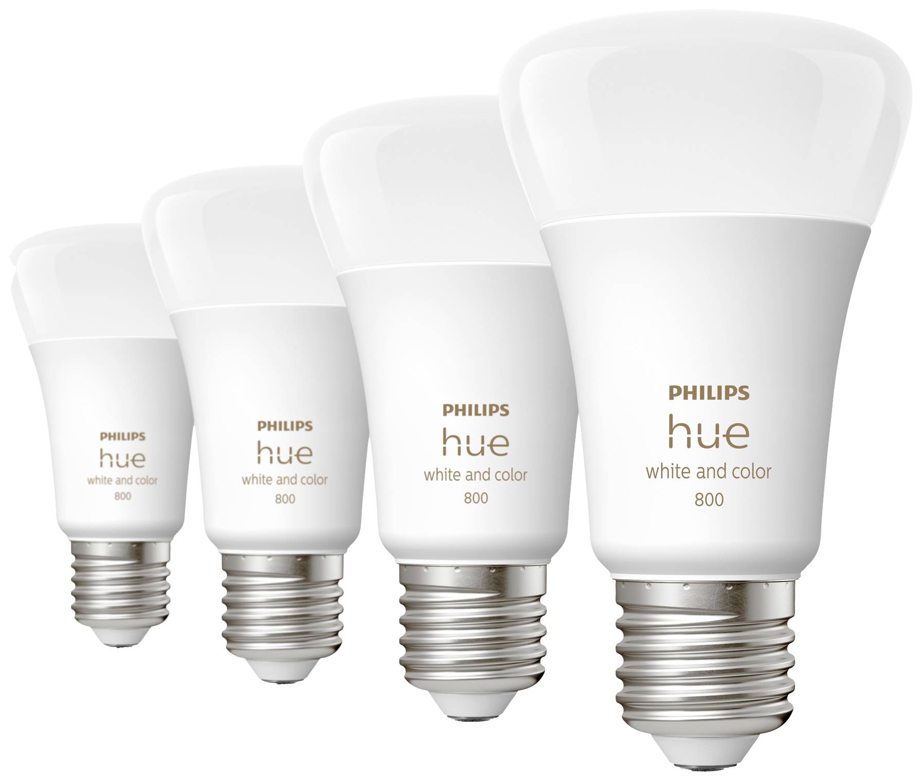 Čtyři chytré žárovky Philips Hue modelu „white and color" jsou umístěné v řadě, každá s stříbrnou objímkou.