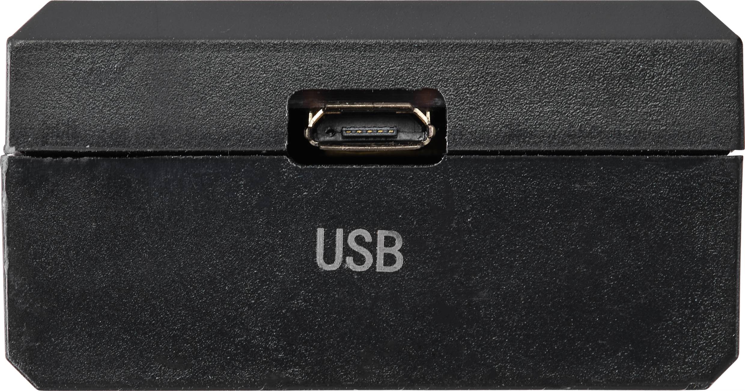 Černý adaptér s USB konektorem na přední straně, místo pro zasunutí USB zástrčky je zřetelně viditelné.