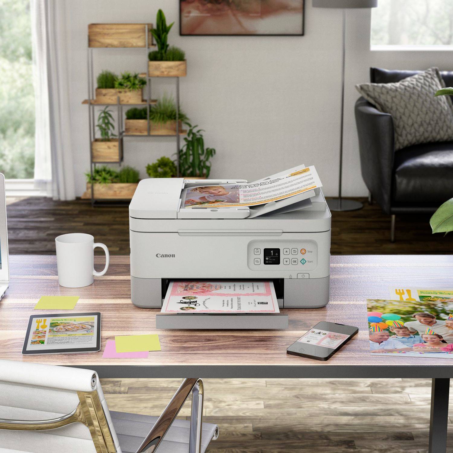 Tiskárna se skenerem na stole, obklopená rostlinami a kancelářskými potřebami. Dokumenty jsou připraveny k tisku.