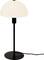 Moderní stolní lampa s černou základnou a kulatým bílým stínítkem. Má jednoduché, minimalistické designové řešení.
