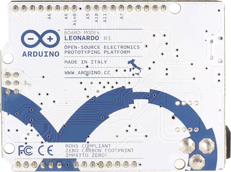 Zadní strana mikrokontroléru Arduino Leonardo s modrou deskou plošných spojů, informacemi o modelu a logy. Vyrobeno v Itálii.