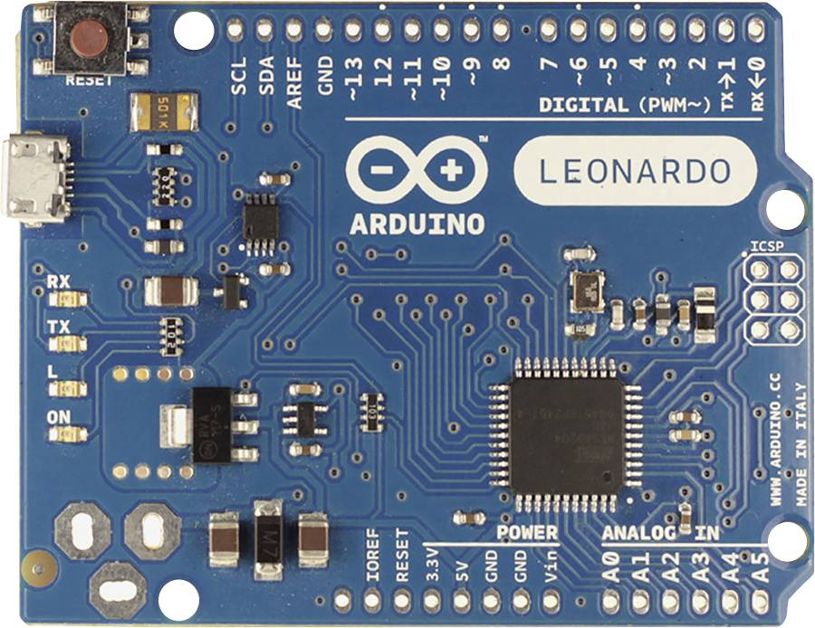 Mikrokontrolér Arduino Leonardo, modrá deska s různými vstupy a komponenty pro elektronické projekty a programování.