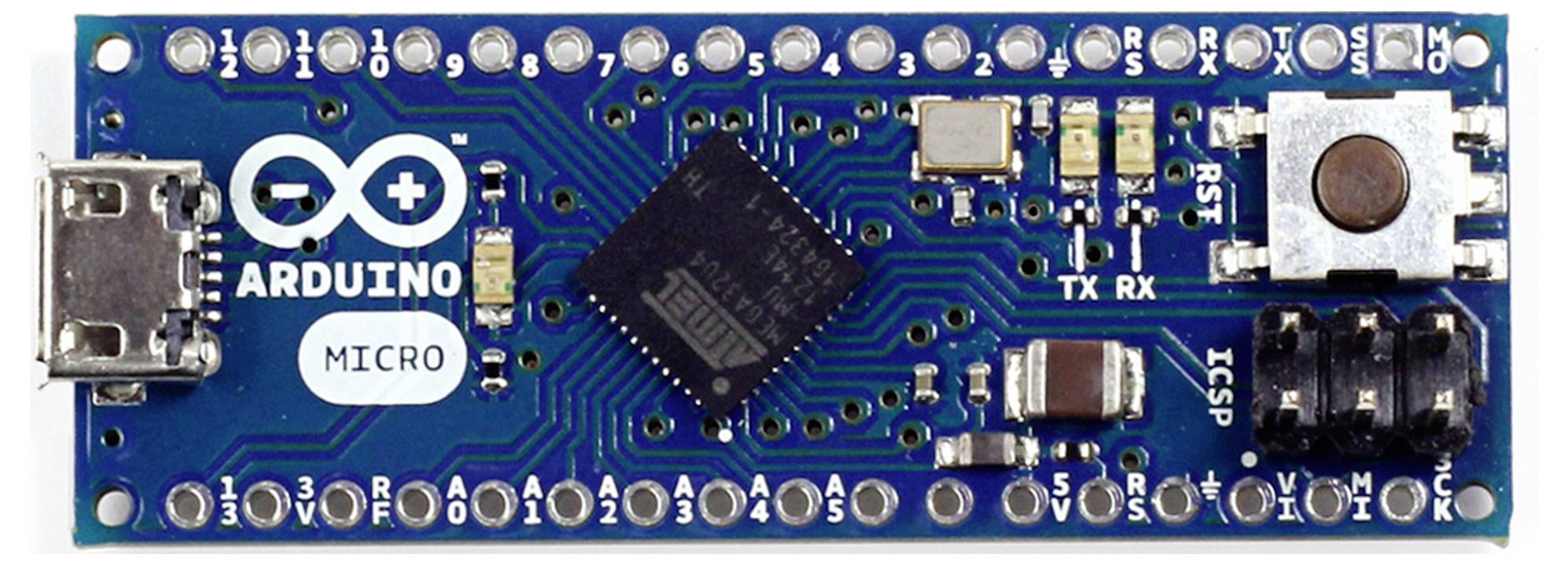 Arduino Micro deska mikrokontroléru s USB portem, patkovými konektory a označenými TX/RX a připojeními napájení na modré desce plošných spojů.