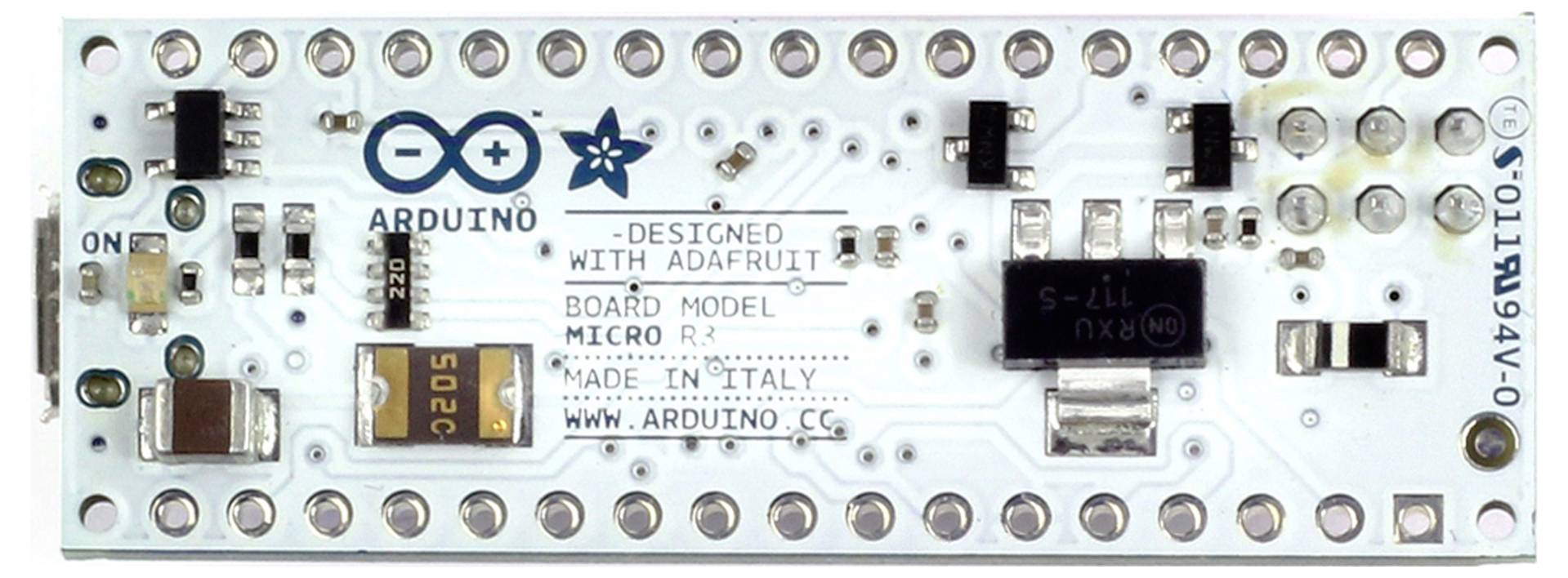 Deska mikrokontroléru Arduino Pro Micro s konektorem USB, kolíkovými lištami a vytištěnými značkami "Designed with Adafruit" a "Arduino.cc"