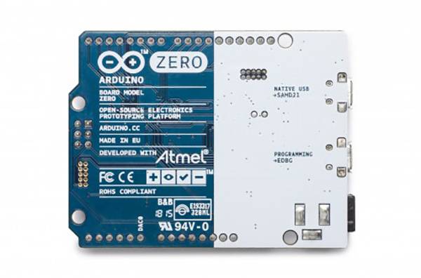 Arduino Zero mikrořadičová deska s modro-bílým povrchem. Obsahuje připojení a označení modelu/značky.