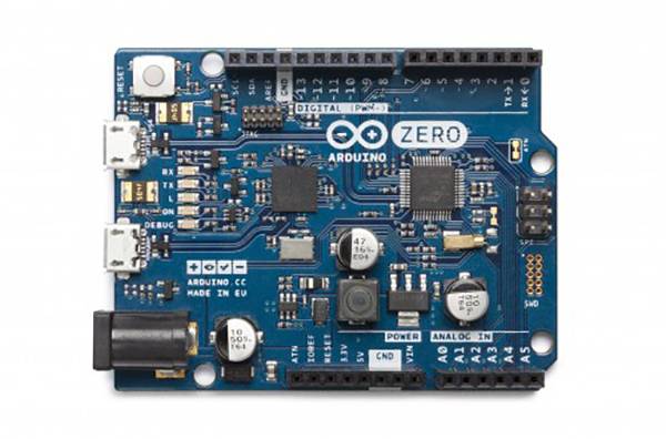 Arduino Zero mikroprocesorová deska s připojovacími body, obvody a popiskami pro vývoj elektronických projektů.