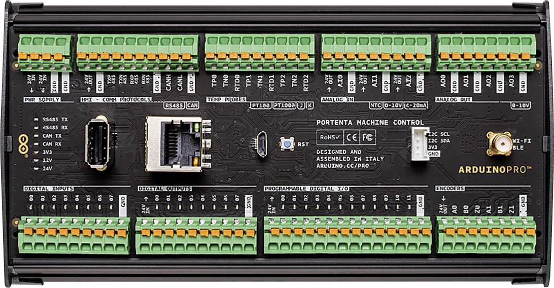 Černý řídicí modul se zelenými a oranžovými připojovacími svorkami. Nápis: 'Portenta Machine Control Arduino Pro'.