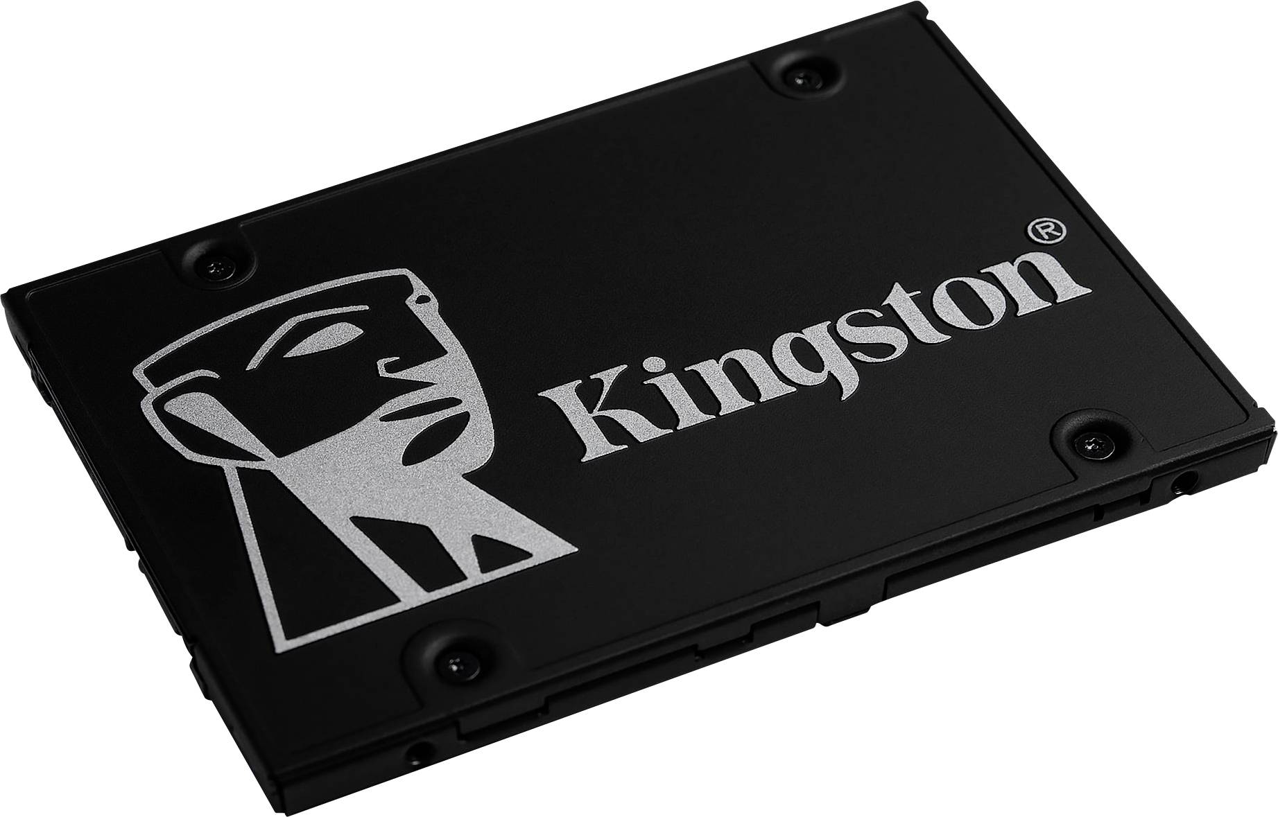 Černý Kingston SSD s stříbrným logem a nápisem, pohled z diagonálního horního úhlu.
