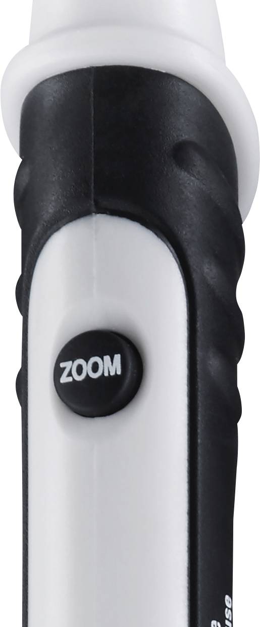 Detailní záběr černého mikrofonu s bílým tlačítkem s nápisem 'Zoom' na bílém pozadí.