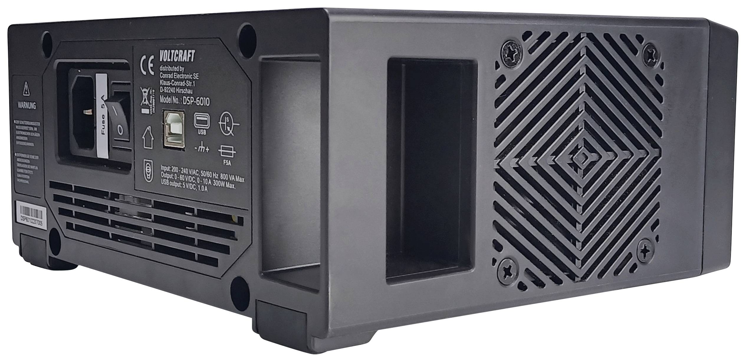 Černé, obdélníkové elektronické zařízení s větracími otvory a elektrickou zásuvkou. Na zadní straně konektory a přepínače.