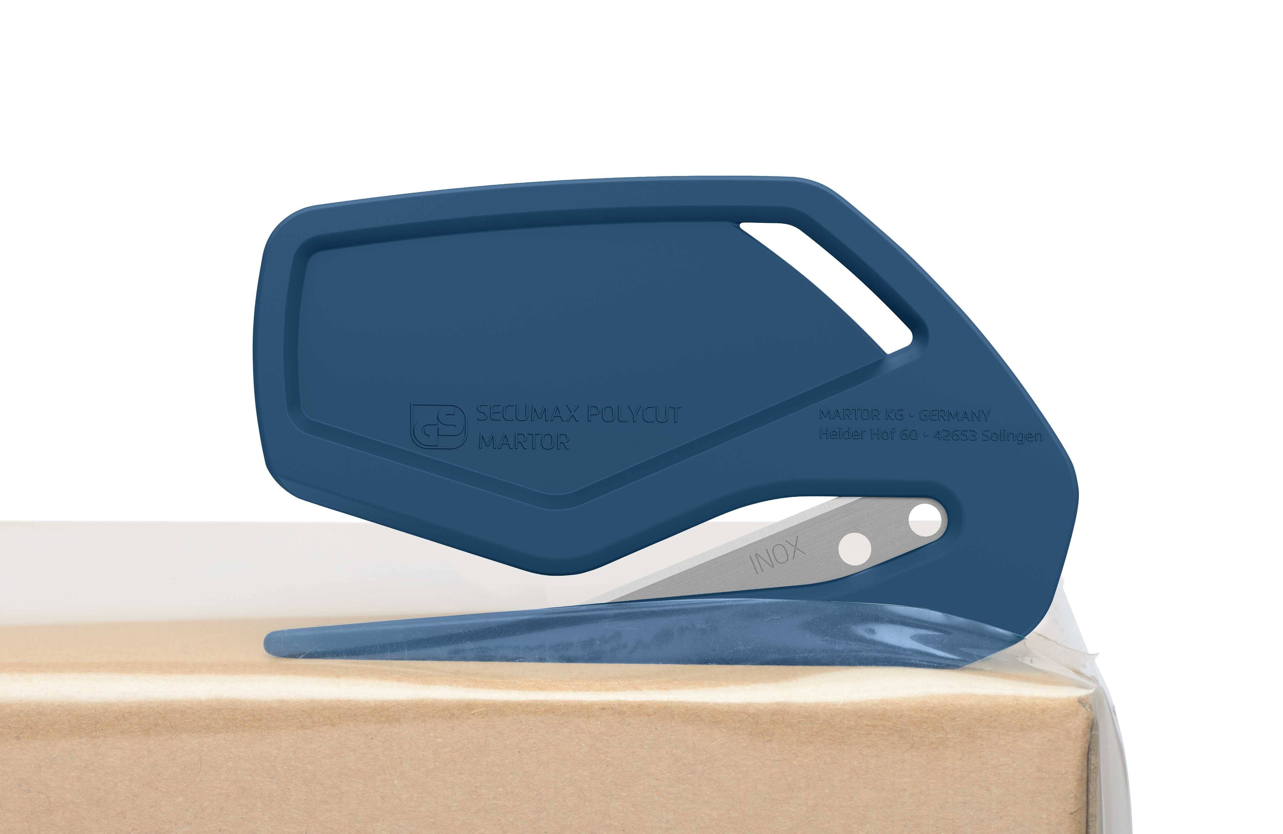 Modrý bezpečnostní řezač kartonů s ergonomickou rukojetí, ležící na kartonu. Čepel je navržena pro bezpečné řezání.